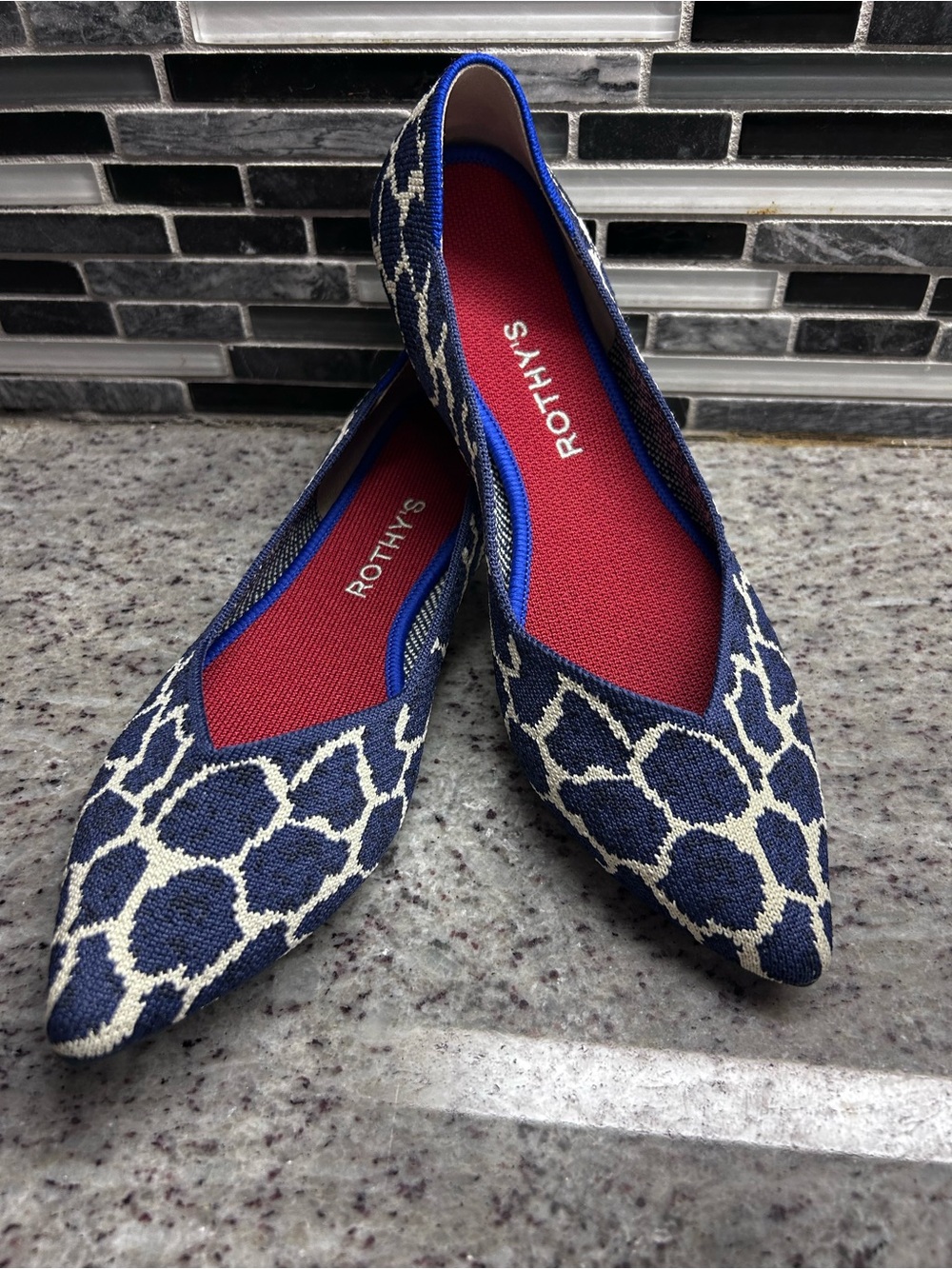 Rothy's Indigo Giraffe Navy and White Pointed-Toe Patterned Knit Flats size 9